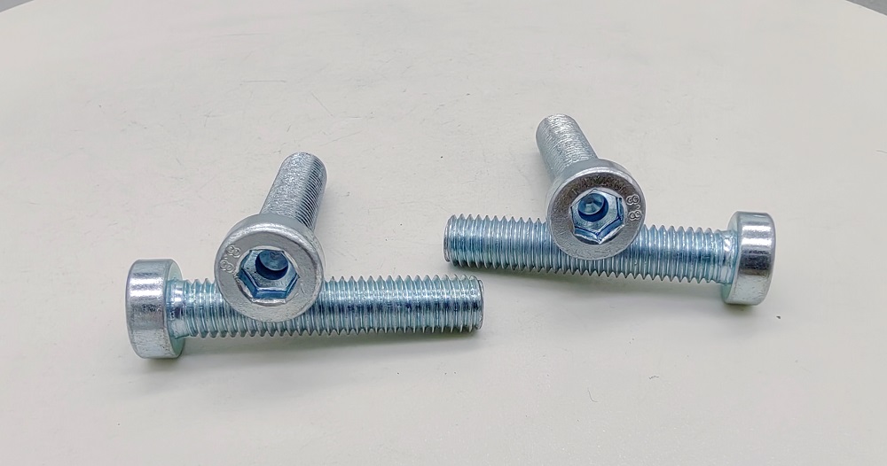 Come utilizzare l'esagono interno Din6912 con foro guida a vite a testa cilindrica corta?